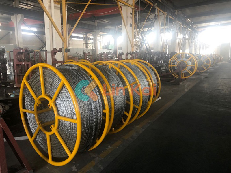 Elektrik ötürücü sistemlərdə bükülmə əleyhinə polad məftil ipin əhəmiyyətinin açılması